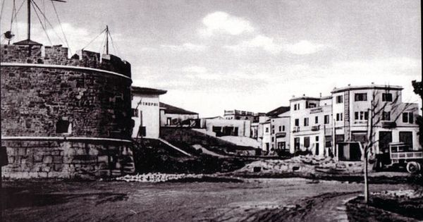 Das Schloss Durrës liegt im Herzen der antiken Stadt. Die Burg ist Teil der alten befestigten Stadt Durrës und wurde vom Kaiser des Byzantinischen Reiches, Anastasius, erbaut. Er stammte ursprünglich aus Durrës und machte es zu einer der am stärksten befestigten Städte an der Adria.