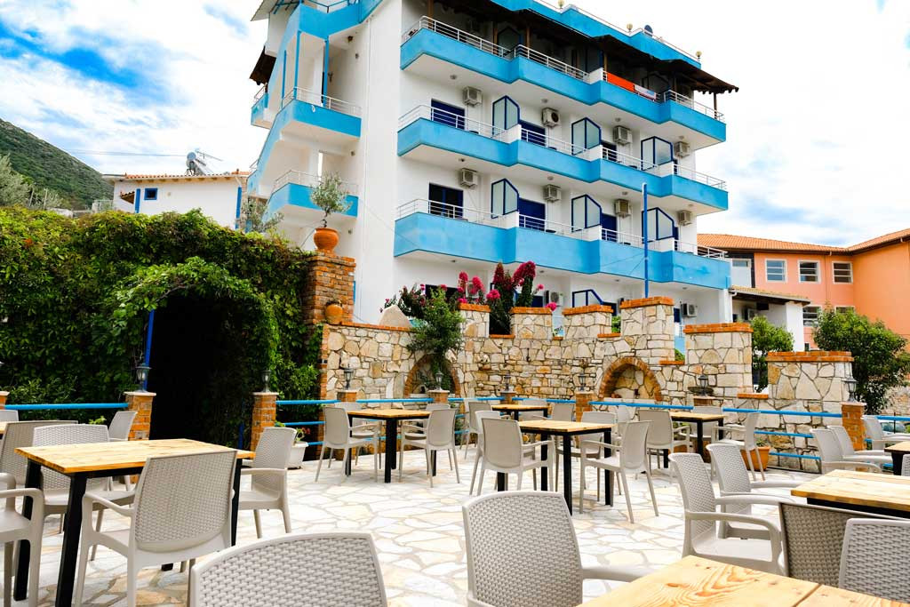 Hotel  Itaka ndodhet në Lukovë, në pjesën më të bukur të Rivierës Shqiptare.