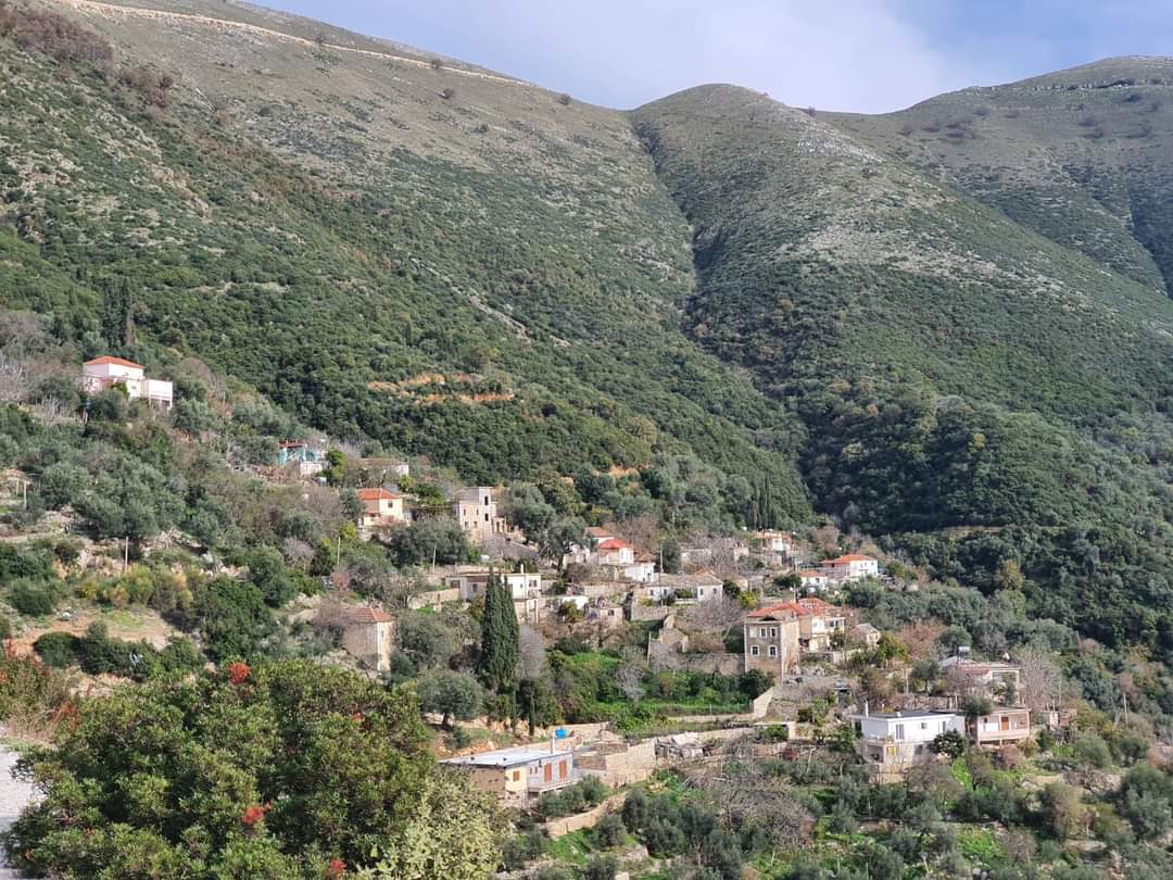 Etwa 35 Kilometer von Saranda entfernt, in der Nähe von Lukova und Piqeras, liegt das Dorf Sasaj. Sasaj ist ein kleines Dorf mit lokaltypischen Häusern.