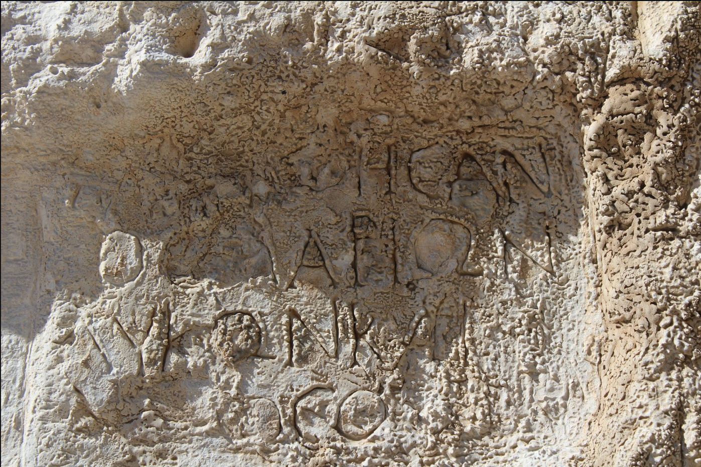 Mbishkrimet në Shkëmbin e Gramës, Vlorë 