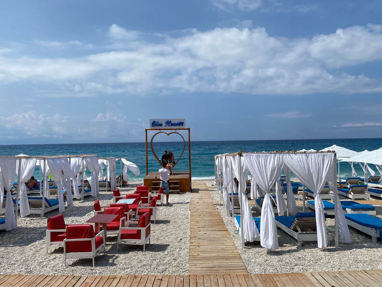 Blue Heaven Beach Bar ju ofron gjithçka ju duhet për të kaluar një ditë perfektë pranë detit.