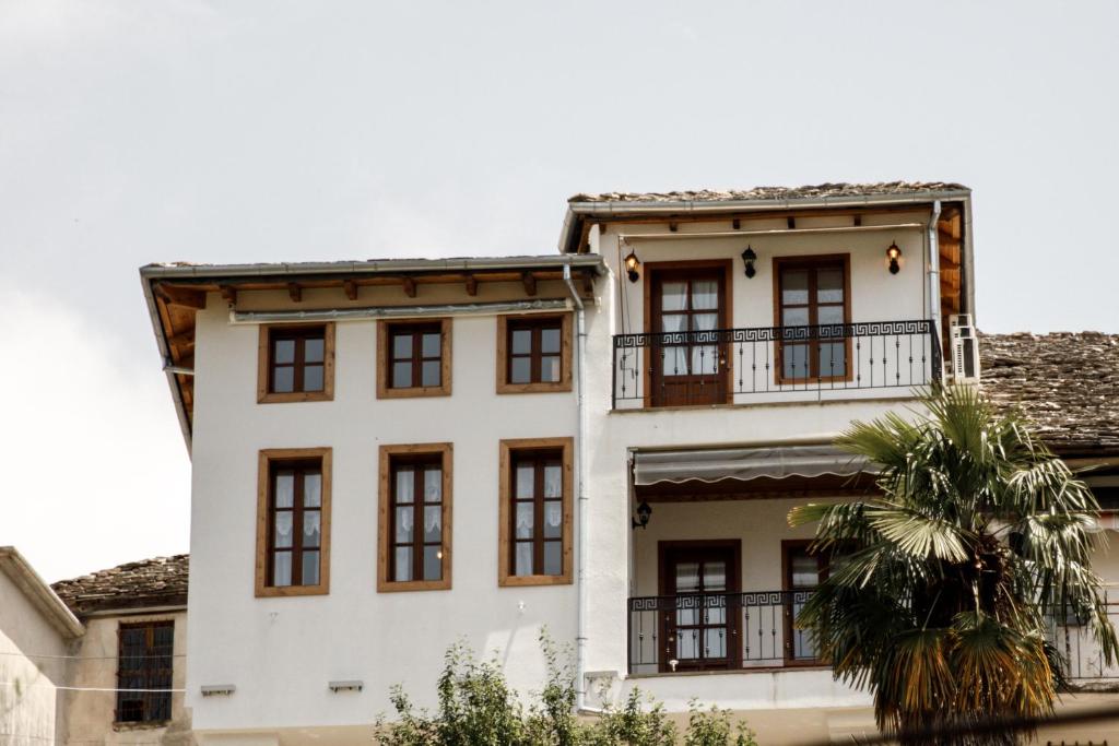 El Hotel Sarajet 1821, situado a solo 250 metros del centro de Gjirokastra, ofrece una estancia maravillosa a sus visitantes. Fundado en 1821, el hotel desprende un encanto único y un ambiente acogedor.