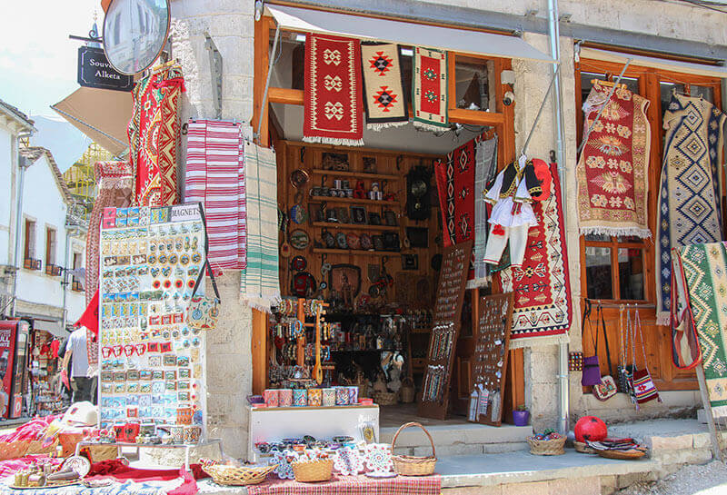 Dyqani i Suvenirëve të Alketës ofron punime artizanale të rrugicave dhe qilimave me lesh, si dhe prodhime të veçanta të përpunuara në lëkurë nga mjeshtëria e Niazi Budos. Në krye të rrugës kryesore në Pazar, ky dyqan ofron artikuj të cilësisë së lartë, të përshtatur për turistët me motive kombëtare dhe lokale, duke përfshirë këpucë me porosi, rripa, dhe byzylykë.