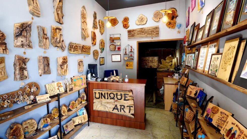 Unique Art në Berat ofron punime artizanale të gdhendura në dru dhe pirografi që vlerësohen nga turistët për krijimtarinë e tyre të përjetshme dhe shumëllojshmërinë e produkteve të tyre