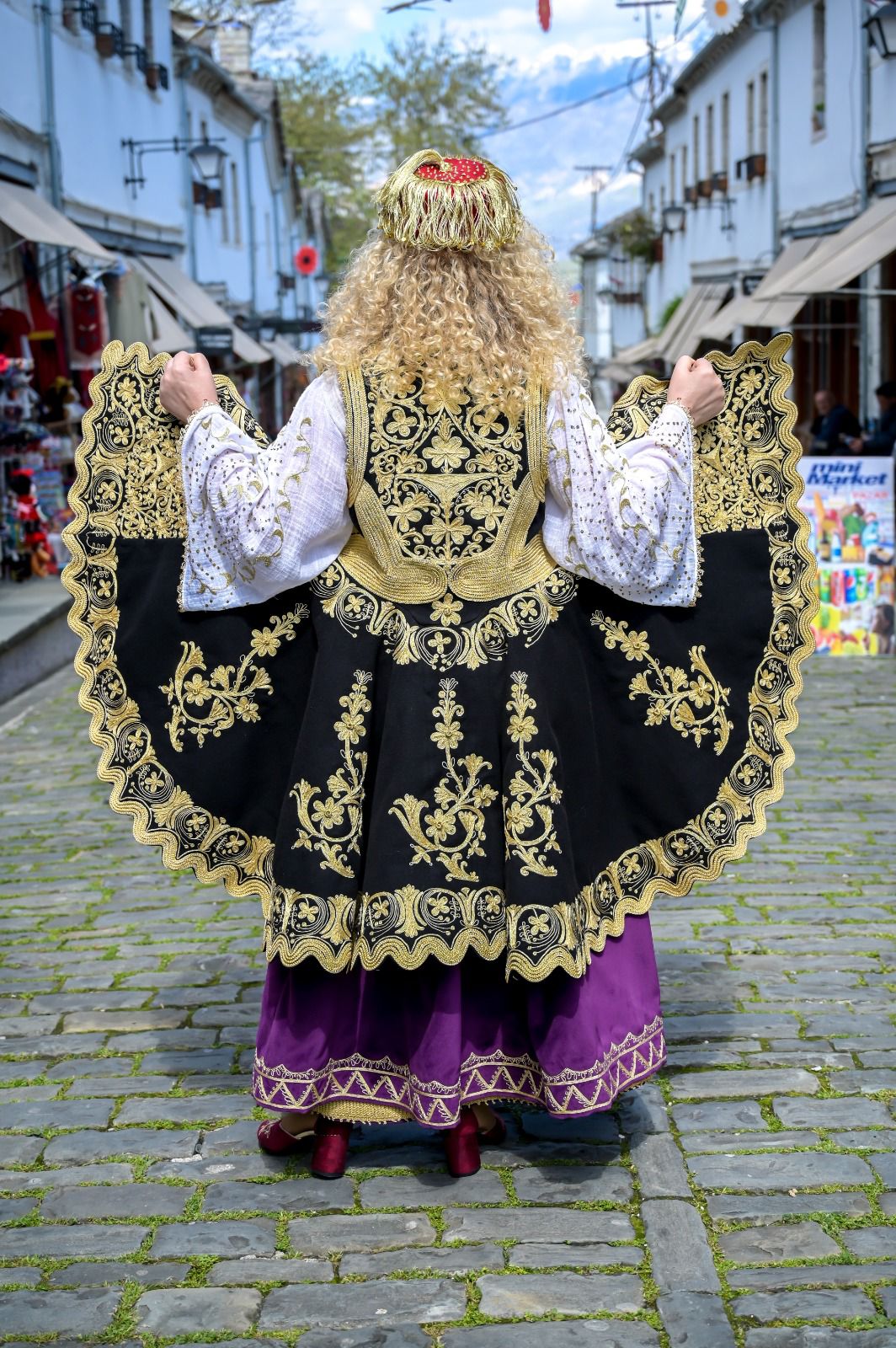 Arbëror Lizeta es un creador especializado en la reproducción de trajes tradicionales albaneses con métodos artesanales, centrándose en la preservación y promoción del patrimonio cultural del país. 