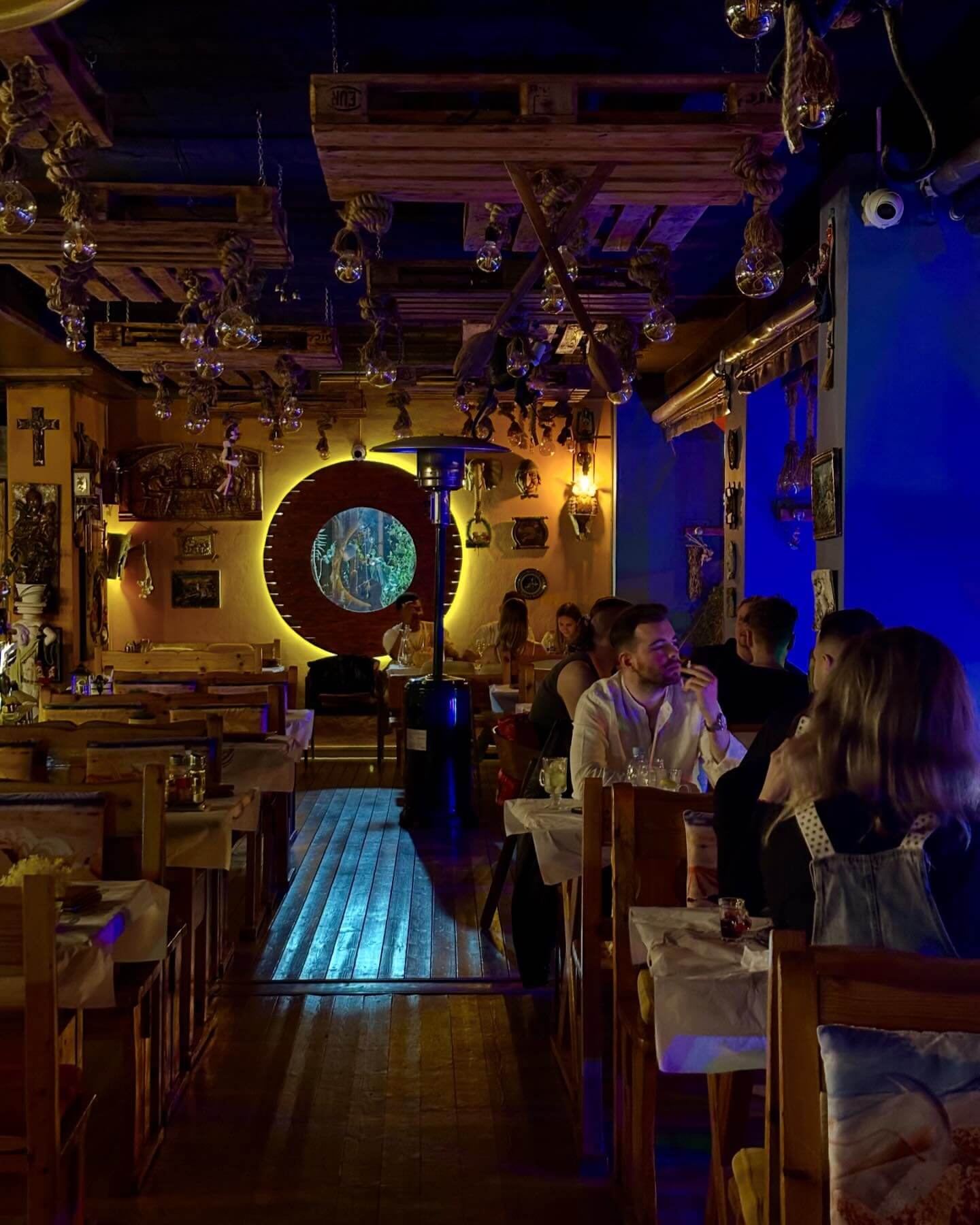 Haxhi është një restorant i vogël dhe komod, i drejtuar nga familja në zemër të Sarandës.