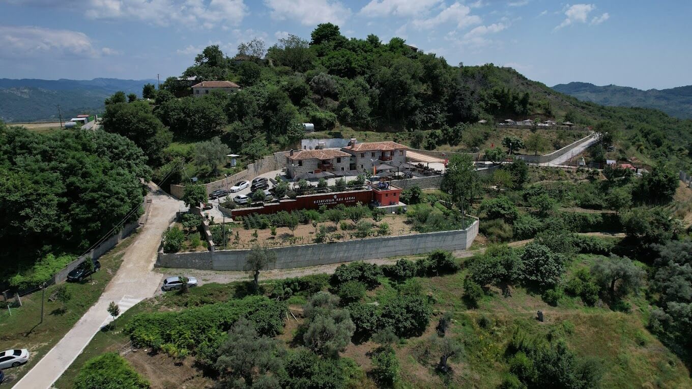 Kështjella e Xha Beqos është një restorant i vendosur mes natyrës, vetëm 20km nga sheshi Skenderbej.