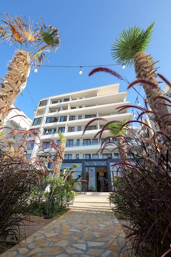Hotel Sea & Sand ofron një përvojë të mrekullueshme për vizitorët, me një vendndodhje ideale pranë plazhit të Vjetër.