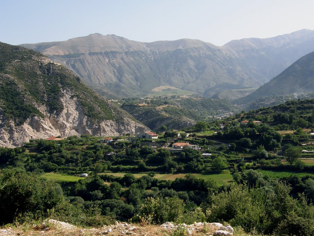 El pueblo de Dukat se encuentra al sur de la bahía de Pashaliman, en Vlora. Dukat limita al noreste con Tragjas, al este con Tërbač, al sur con Palasa y al oeste con los mares Adriático y Jónico.